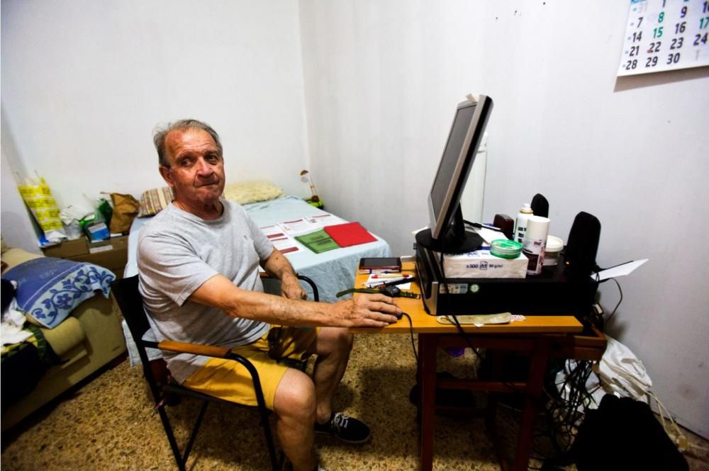 Vicente Tortajada tiene 79 años y vive en un trastero