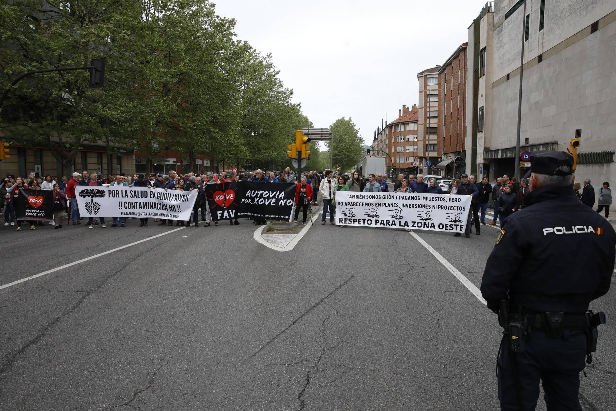 Así ha sido la movilización vecinal cortando el tráfico a El Musel (en imágenes)