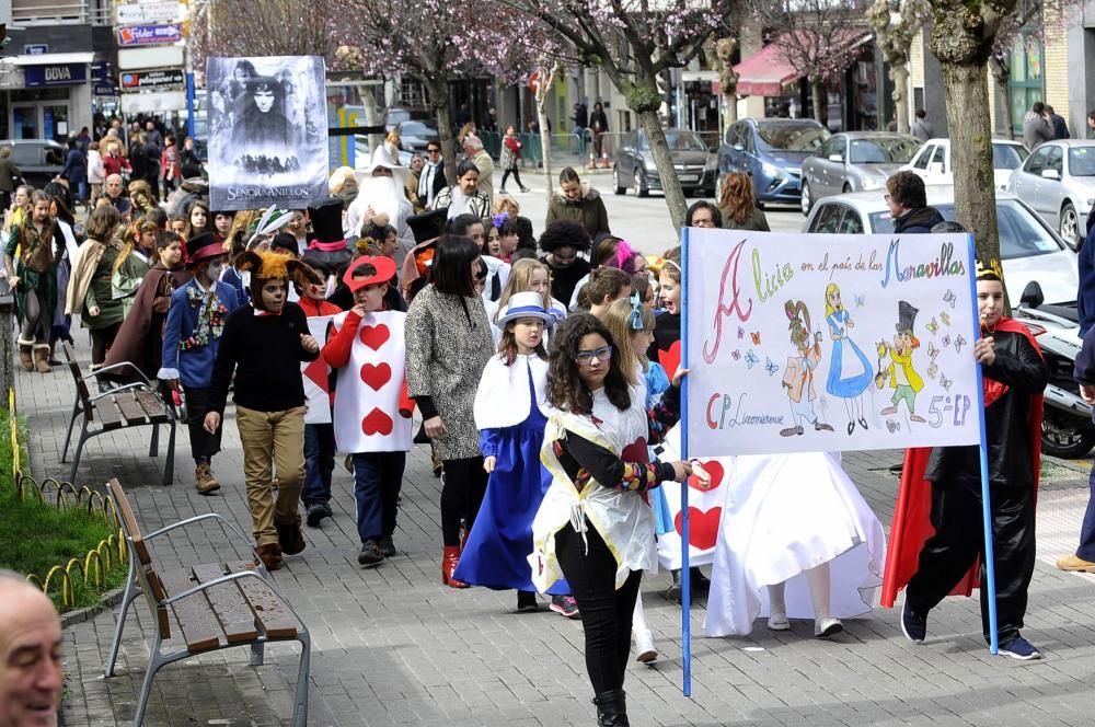 Los alumnos del colegio Liceo Mierense celebran el Carnaval.