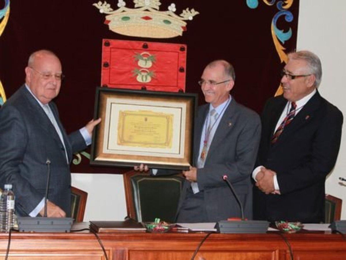 Antonio Lorenzo Martín (i), Cándido Reguera y Pedro de Armas Sanginés, en el momento del nombramiento de Antonio Lorenzo como Cronista Oficial de Arrecife en 2010