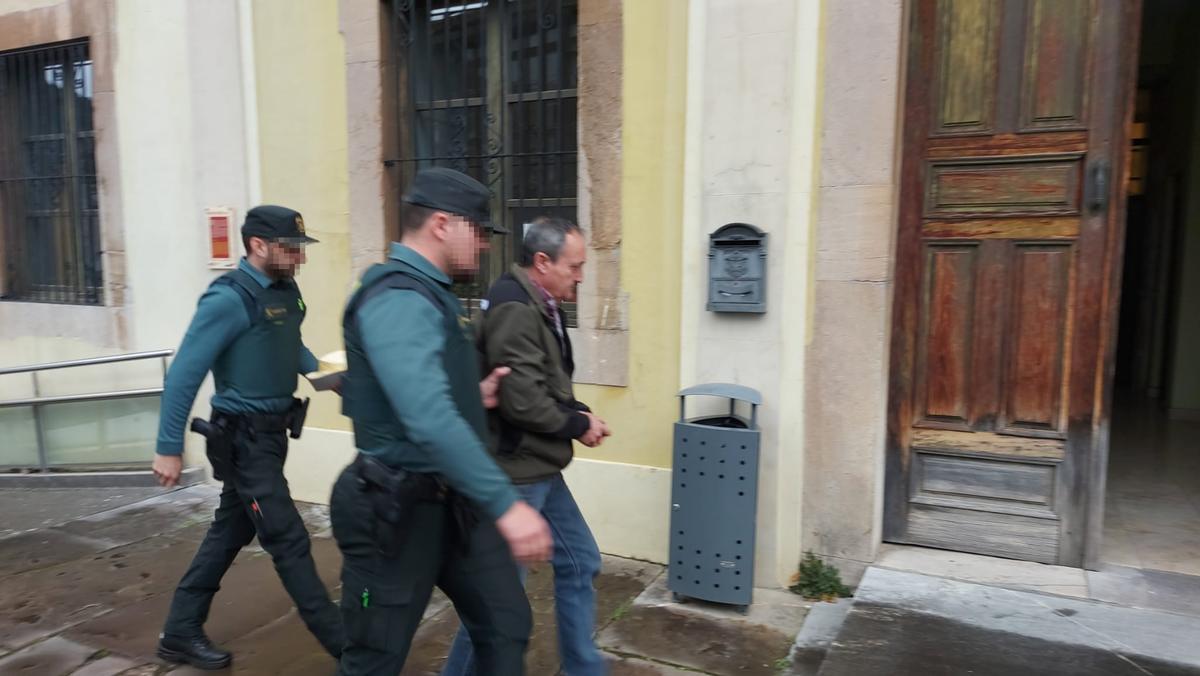 EN IMÁGENES: la entrada en el juzgado del vecino de Allande detenido por apuñalar a su excuñado
