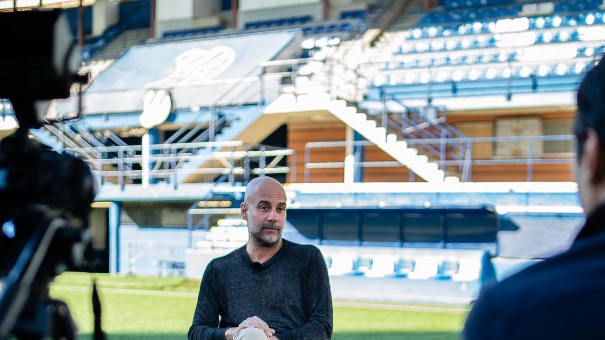 Guardiola, en la grabación del documental de Betevé en el Nou Sardenya, el campo del Europa, donde logró el título de Tercera División con el Barça B.