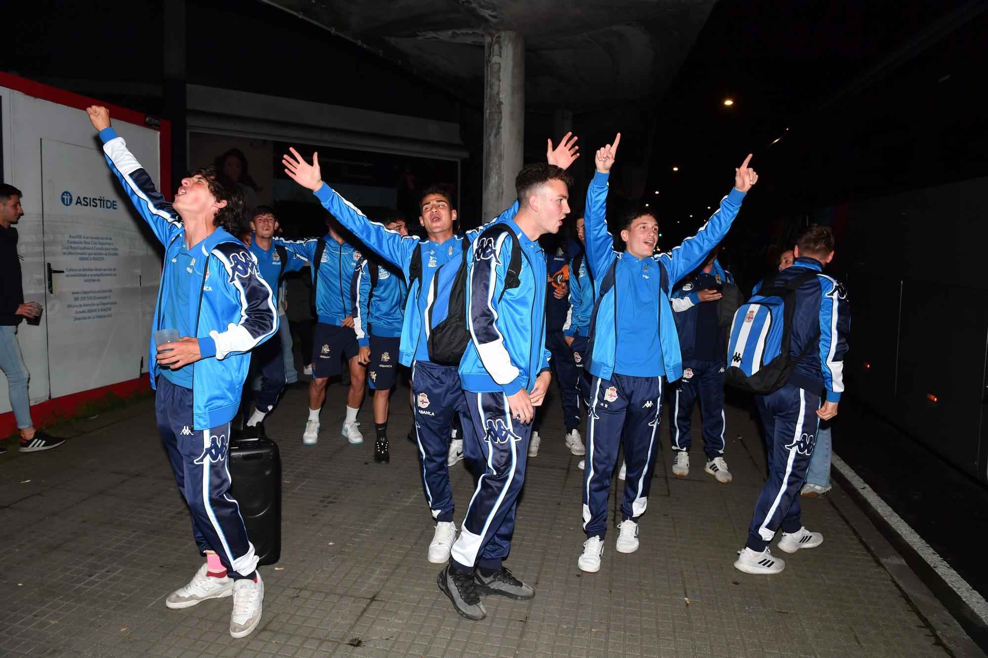 El Fabril celebra el ascenso a su llegada a Riazor