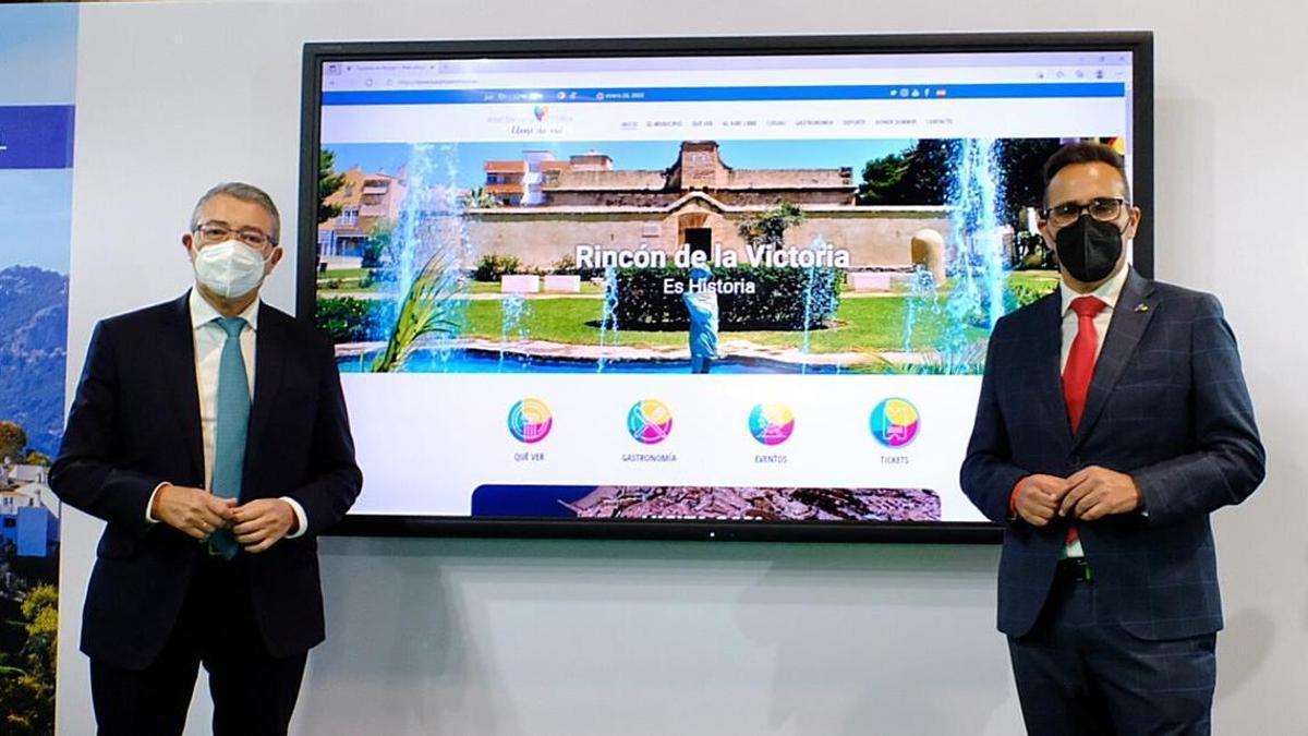 Francisco Salado y Antonio José Martín presentaron la nueva web de turismo en Fitur.