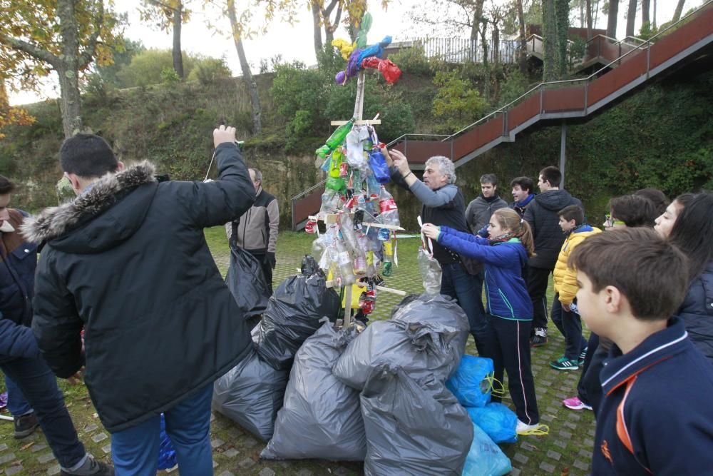 Basura en el monte para decorar un árbol