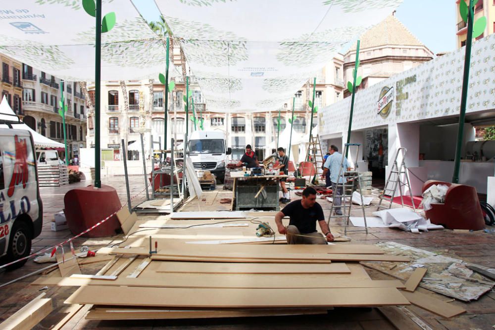 Bares, restaurantes y casetas del Centro Histórico de la ciudad se engalanan y abastecen en las horas previas al inicio de la Feria de Málaga