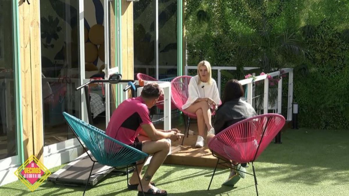 Gabriela hablando con Julen y Alba Casillas en el jardín, en 'Los vecinos de la casa de al lado'