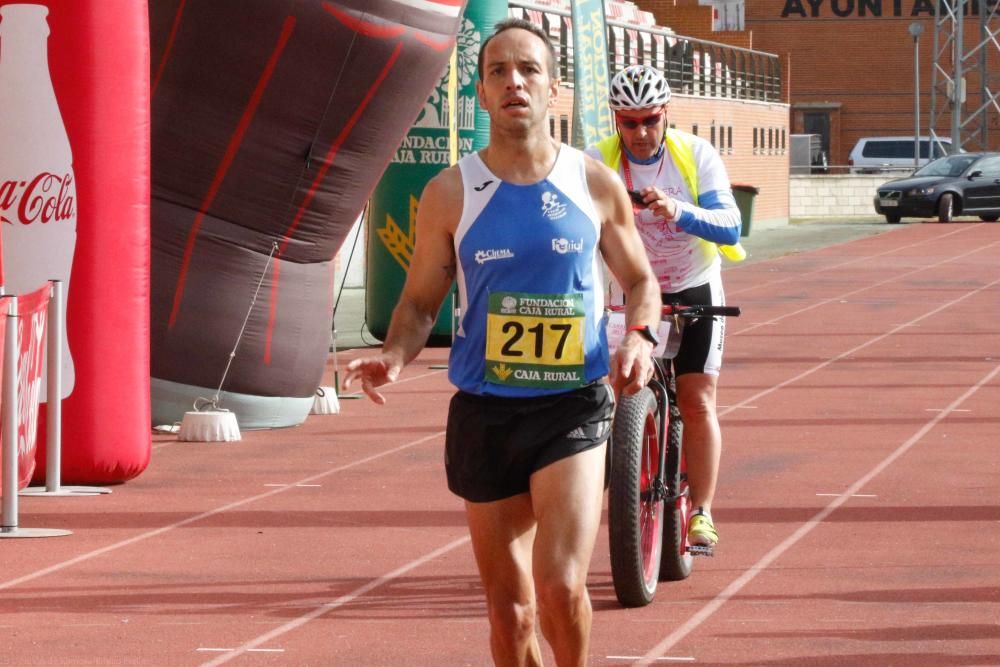 10.000 zamoranos se tiñen de rosa contra el cáncer