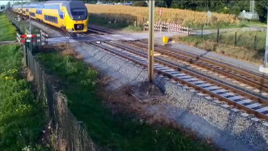 Un ciclista se libra por milésimas de ser arrollado por un tren