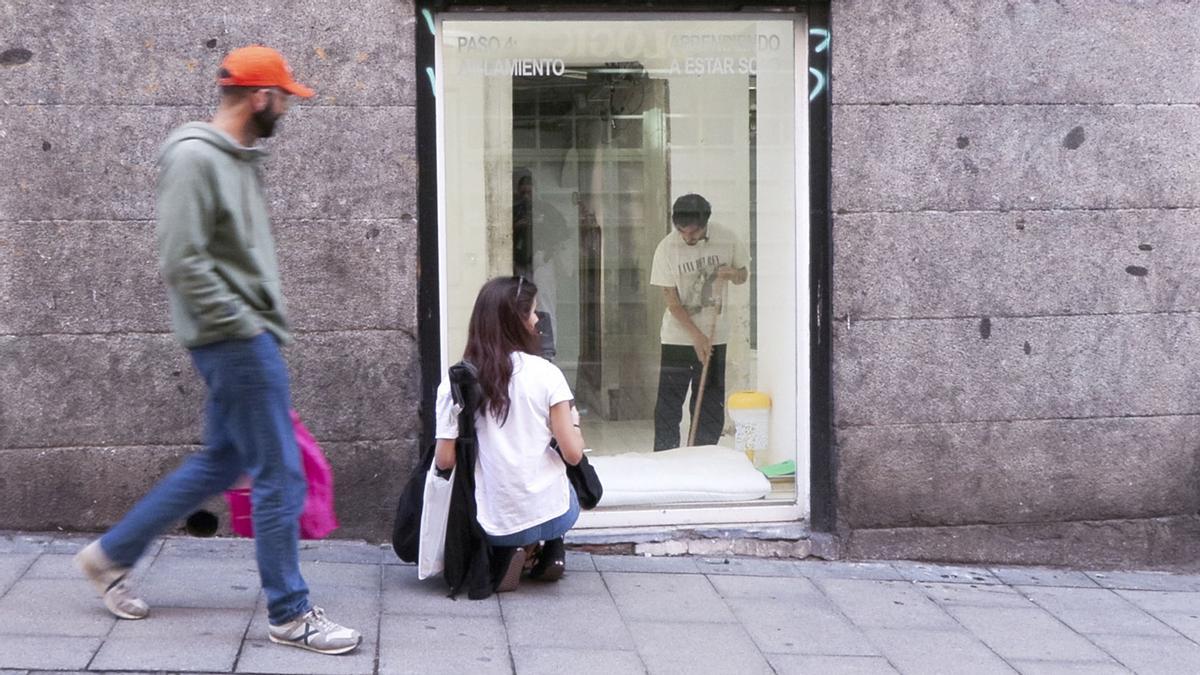 Aprendiendo a estar solo: la experiencia de un músico español encerrado tras un escaparate