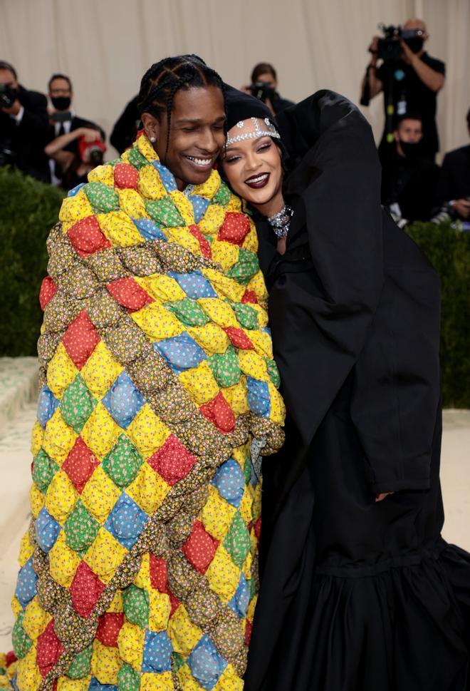 Met Gala: Rihanna y A$AP Rocky en edredón