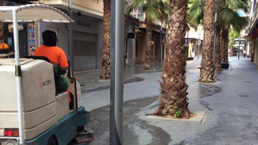 Limpieza viaria en el centro de Torrevieja/Foto D. Pamies