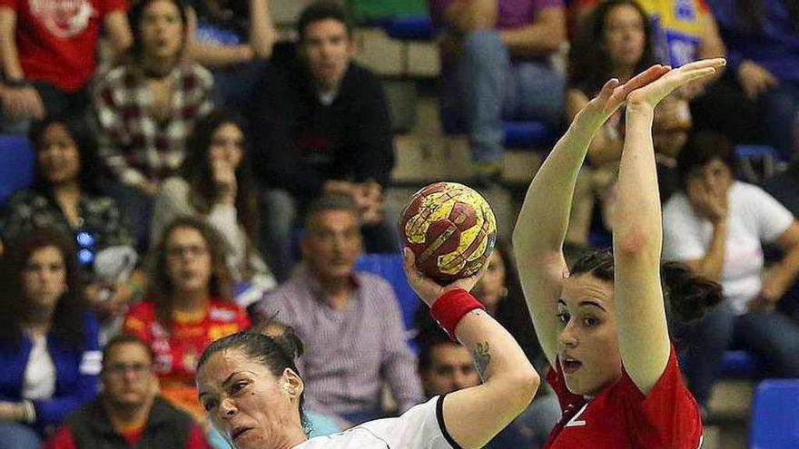 Raquel Caño, ayer, lanzando a portería tras superar a Natalia Martínez.