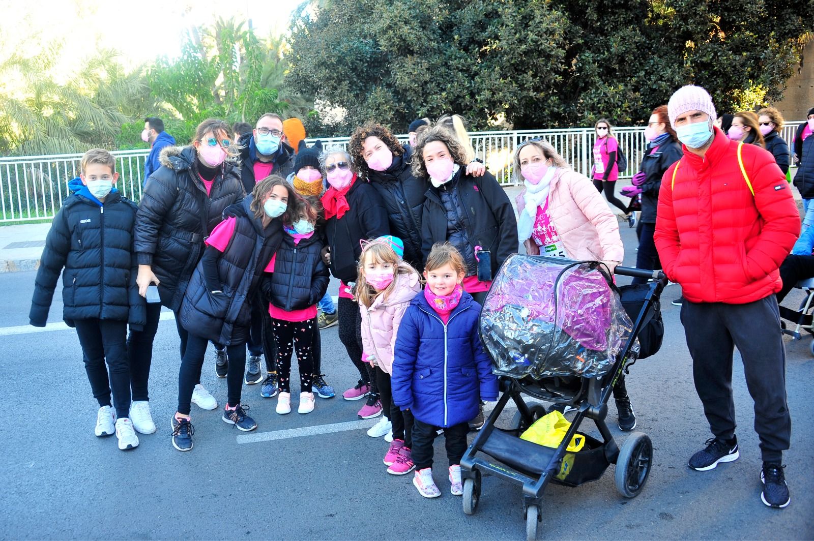 Marea rosa en Elche contra el cáncer de mama