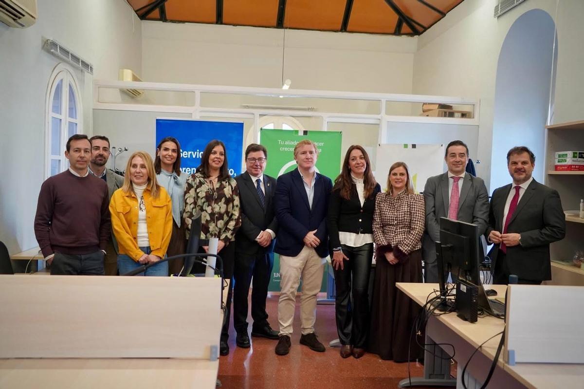 El alcalde, el consejero y el concejal, con directores generales y trabajadores, en la nueva oficina.
