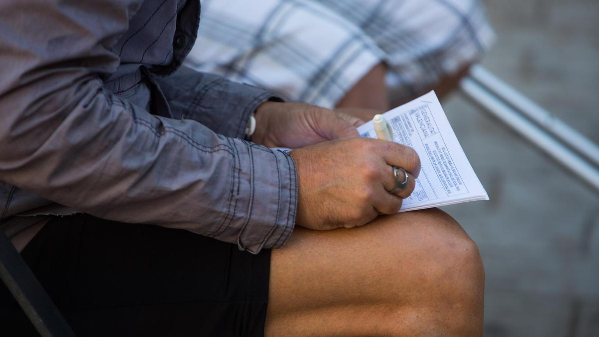 Personas que esperan para que una asociación les ayude el tramite del ingreso mínimo vital