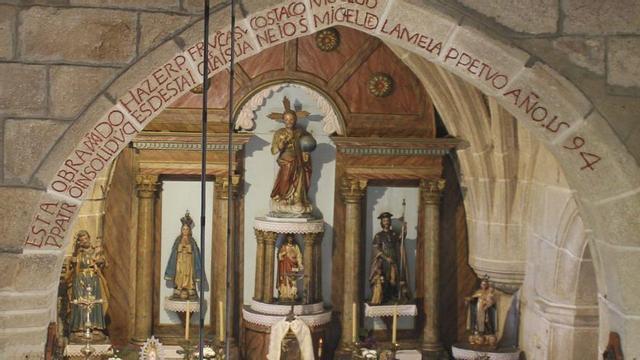 Inscrición no interior de San Salvador de Cervaña, detalles da bóveda e imaxe do patrón da parroquia datada no ano 1867. | FDV