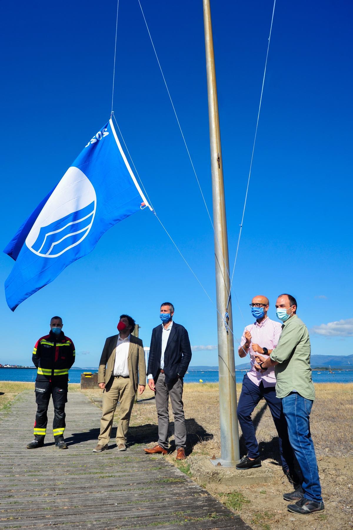 El izado de la Bandera Azul en la playa Compostela, el año pasado.