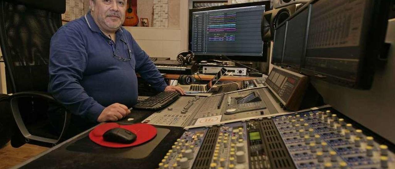 El ingeniero de sonido, Fernando Campos, ayer, en el estudio. // Bernabé/Cris M.V.