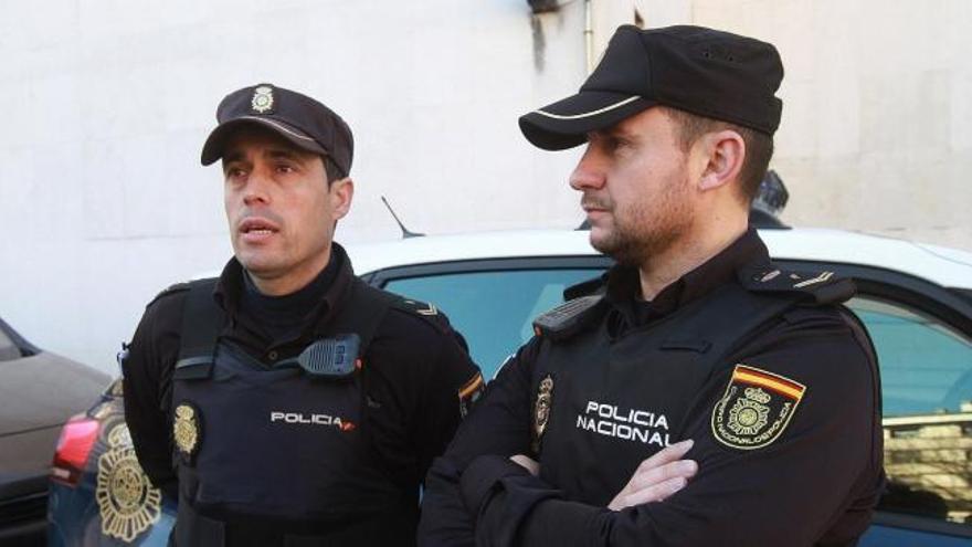 Dos policías de Ourense rescatan a dos ancianas semiinconscientes en casa