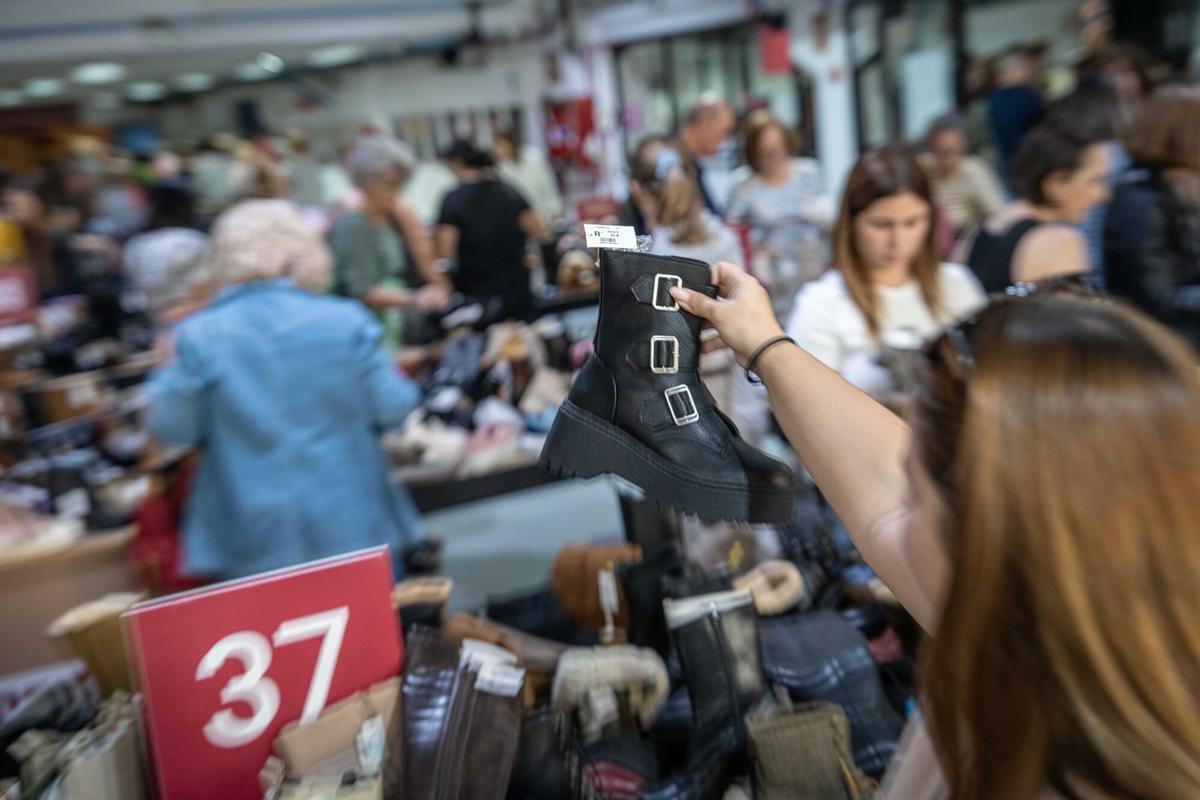 Ambiente en el outlet efímero de la cadena de zapaterías Casas, que ofrece descuentos en marcas como Converse, Aro o Camper, en Barcelona, el 22 de octubre de 2025.