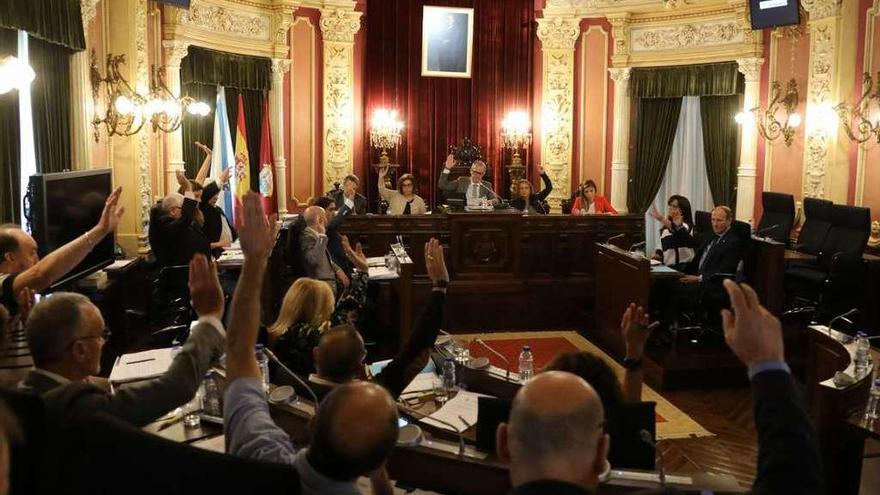 Pleno en el que PP y DO aprobaron las modificaciones, con la ausencia de PSOE y OUeC. // Jesús Regal