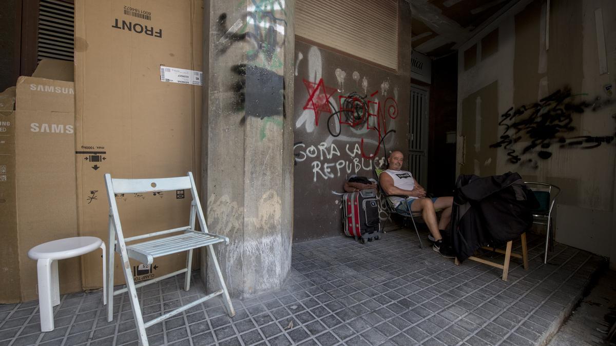 Antonio, instalado en el portal del edificio que fuera sede de Telefónica desde hace 19 meses con su pareja, y pese a las obras que han tomado todo el edificio.