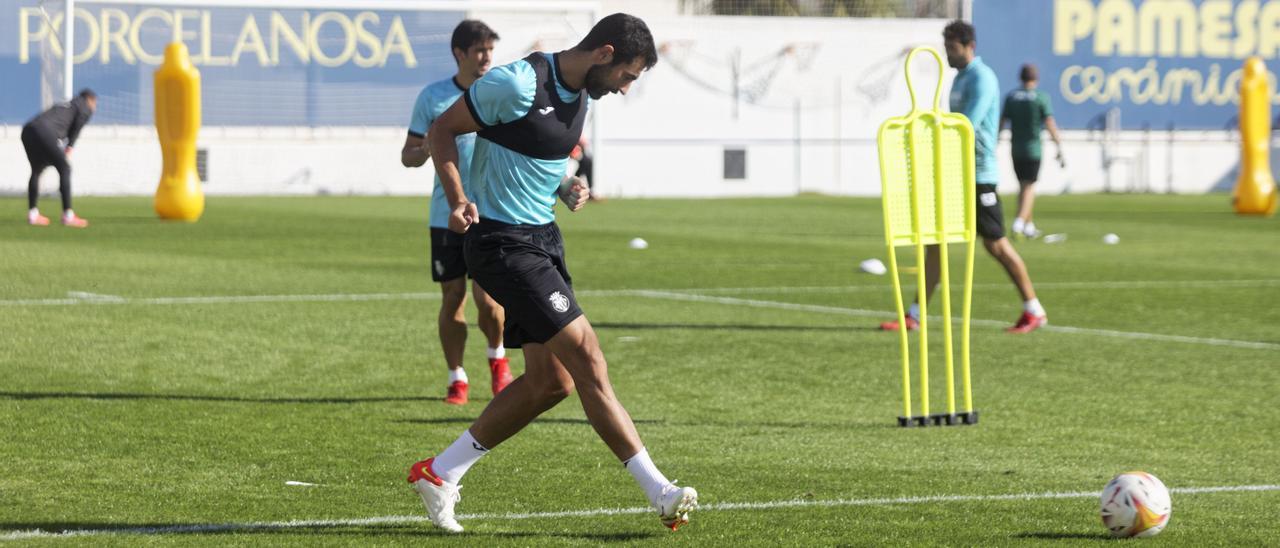 Raúl Albiol, en el entrenamiento de este martes en la Ciudad Deportiva de Miralcamp.