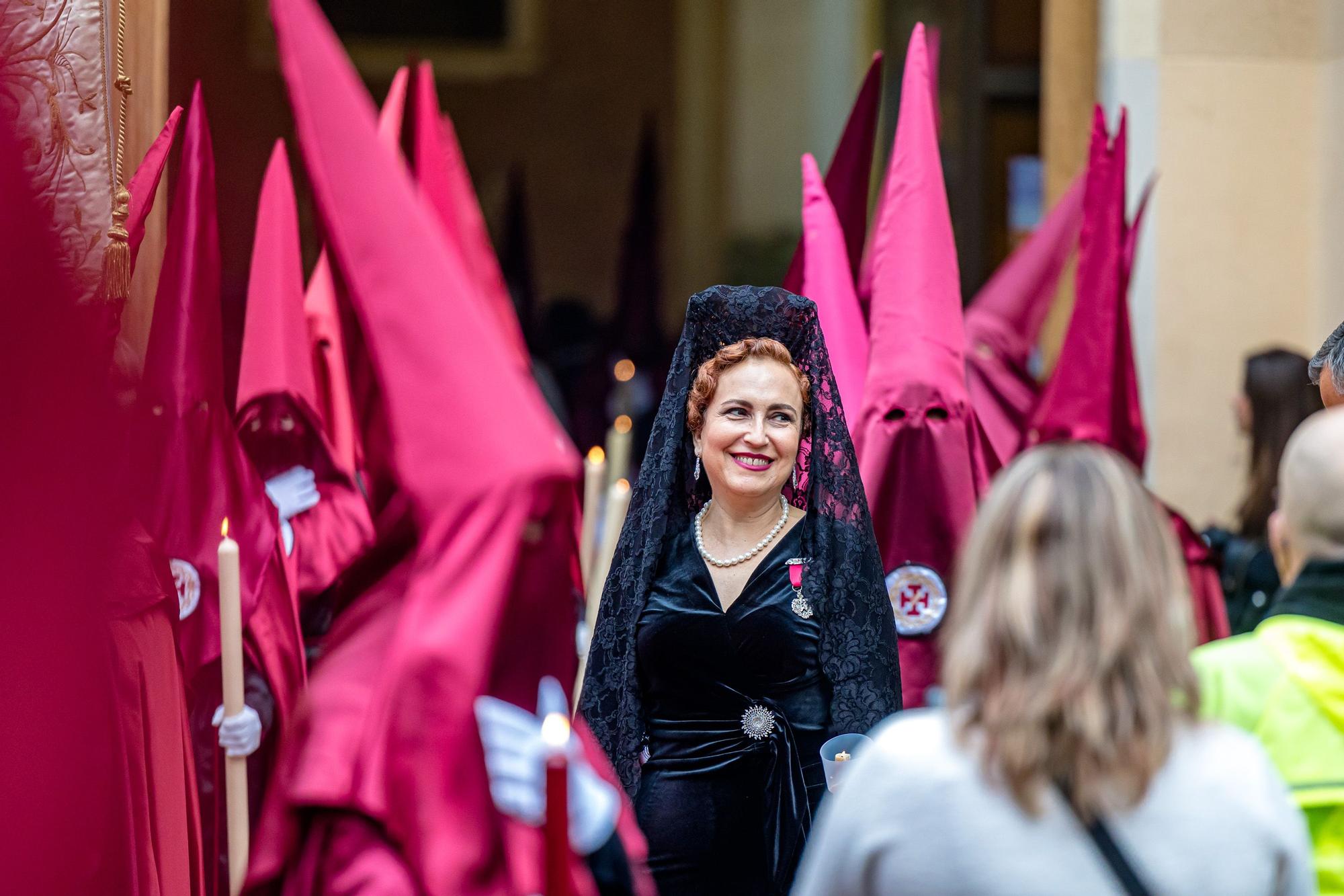 Procesión del Ecce Homo en Alicante  En Alicante las primeras imágenes en llegar eran las de la procesión del Ecce Homo que estrenado en esta procesión la primera fase del nuevo paso del Señor, consistente en parihuela y ebanistería. Esta cofradía celebra el 75 aniversario de su fundación.