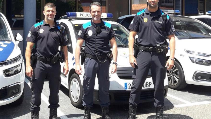 Los agentes de la Policía Local Juan Castro, José Sierra y Pablo Quintero. // Faro