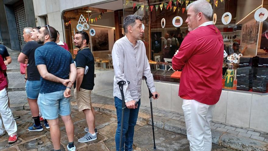 L&#039;alcalde de Berga, Ivan Sànchez, amb crosses després de fer-se un esquinç al turmell