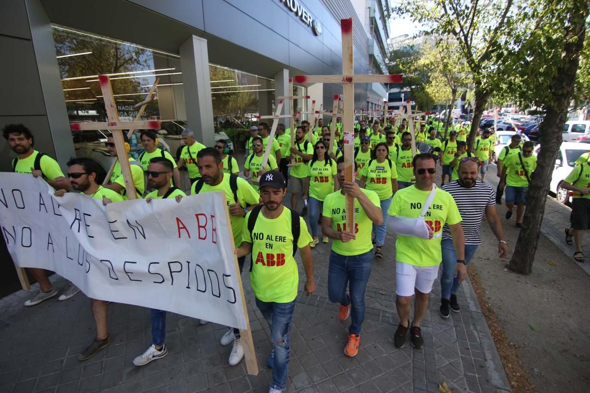 200 trabajadores de ABB Córdoba se manifiestan en la sede de Madrid