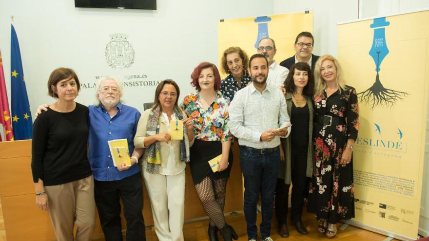 Parte de la organización con el concejal durante la rueda de prensa.