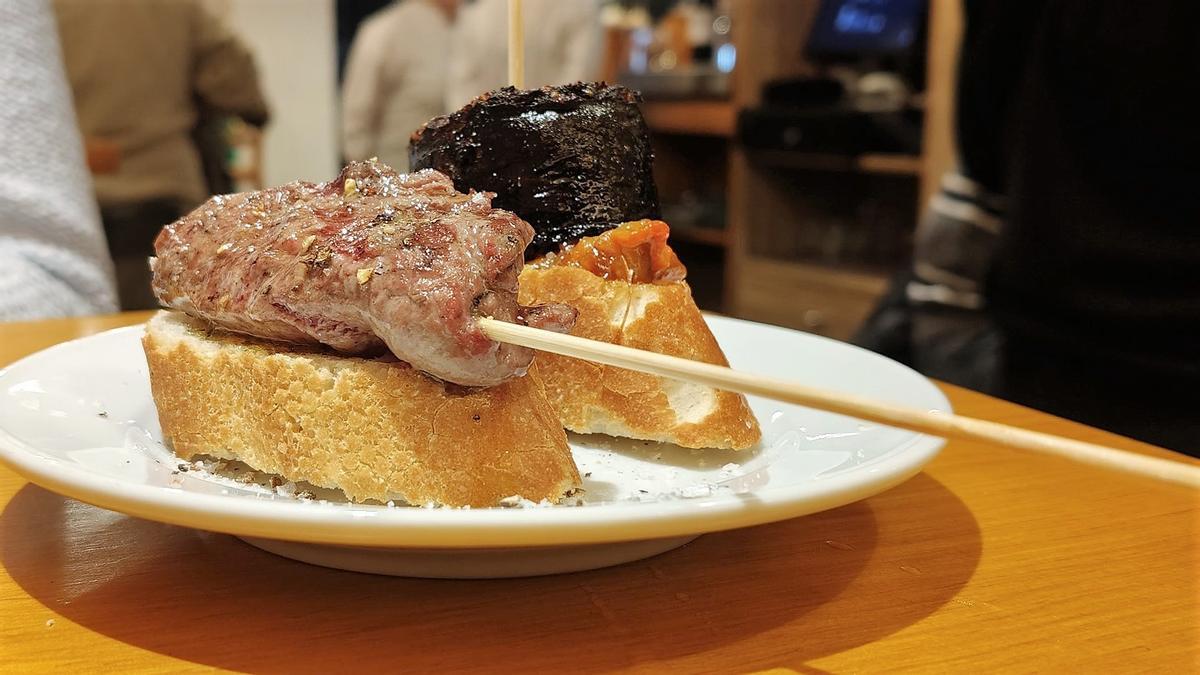 'Pintxos' a la brasa de solomillo y de morcilla de Txibirita.