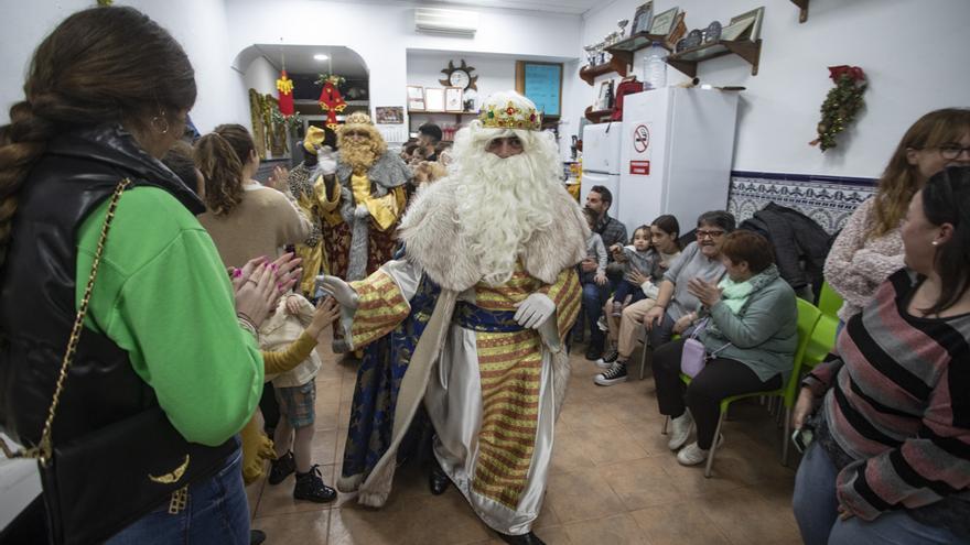 Los Reyes Magos visitan los casales falleros del Port de Sagunt.