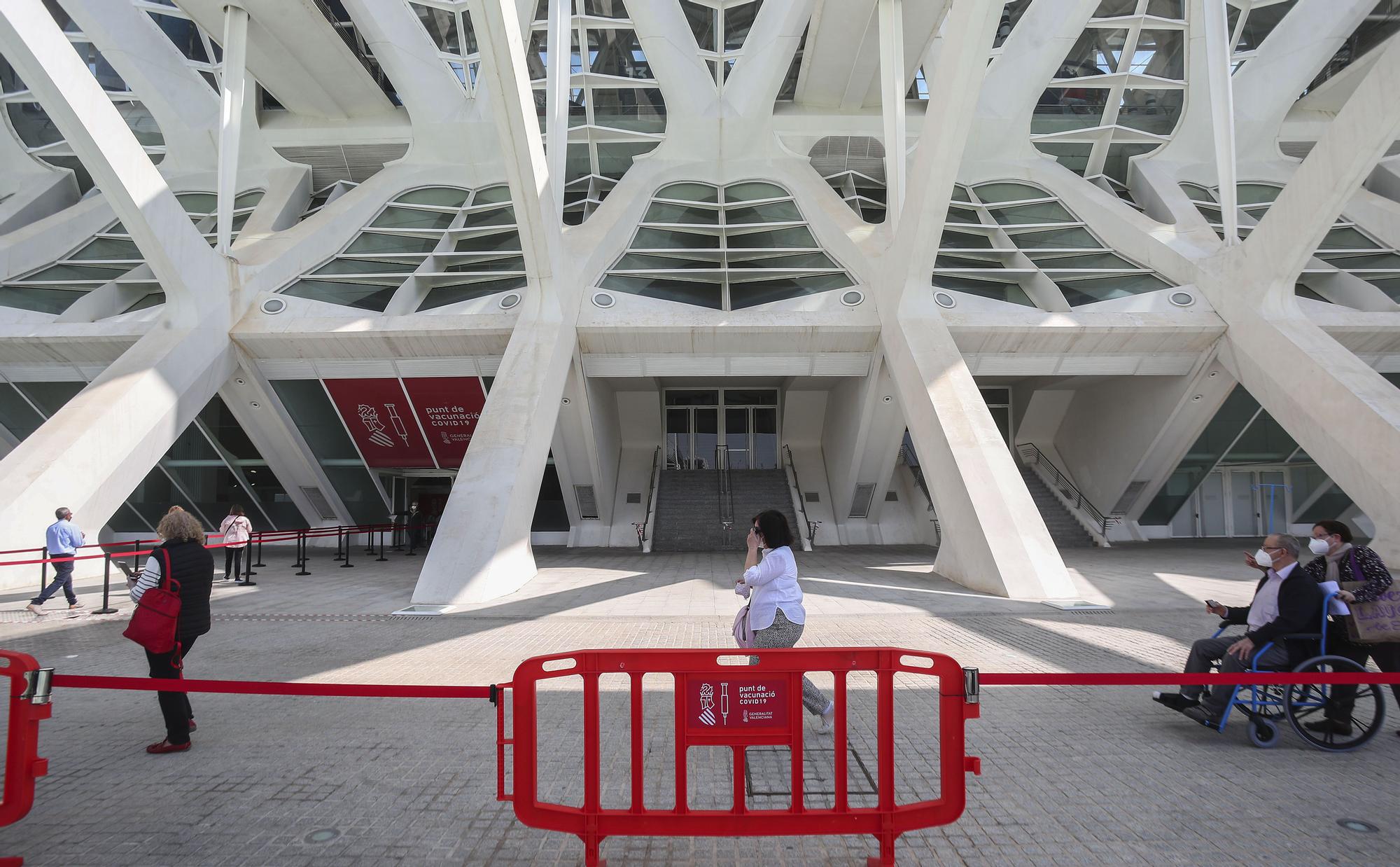 Así ha sido el primer sábado de vacunación masiva en la Ciutat de las Arts