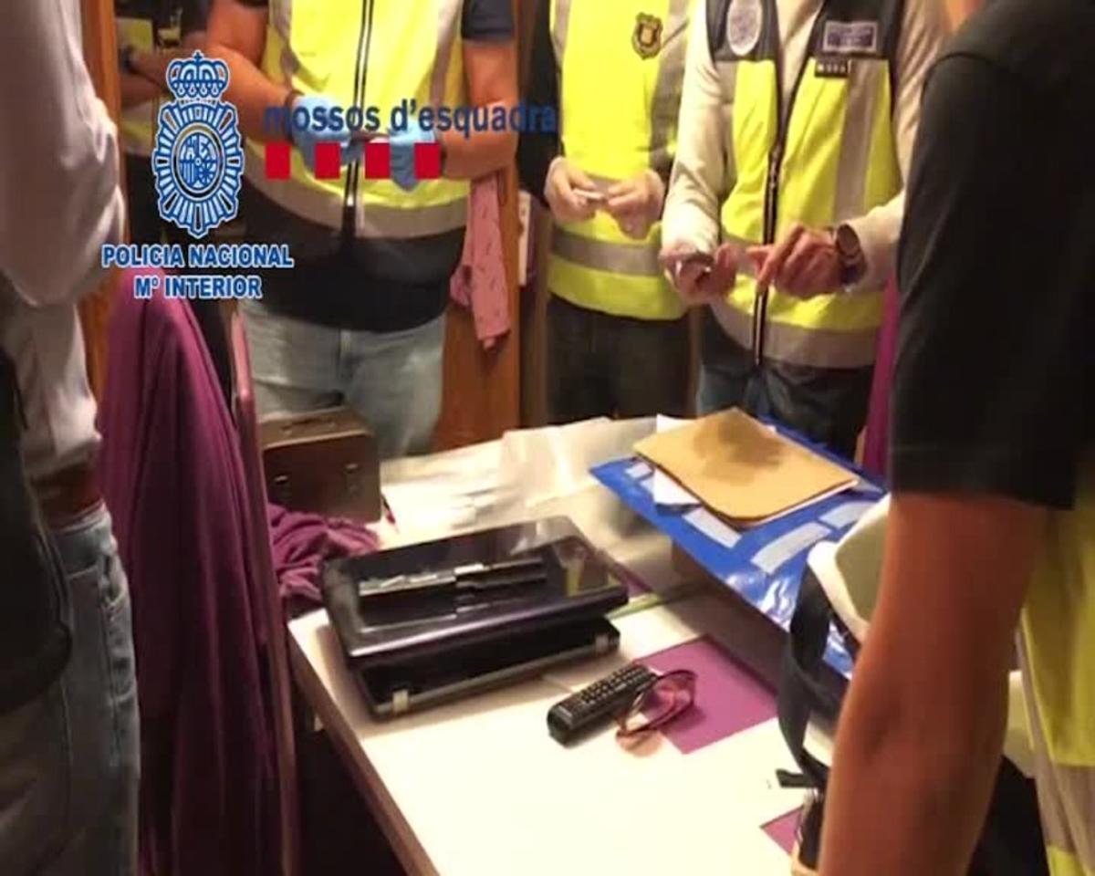 Agentes de la Policía Nacional y de los Mossos d’Esquadra, en una operación conjunta, han detenido a siete butroneros como presuntos autores del robo de más de dos millones de euros en joyas en un taller de Barcelona.