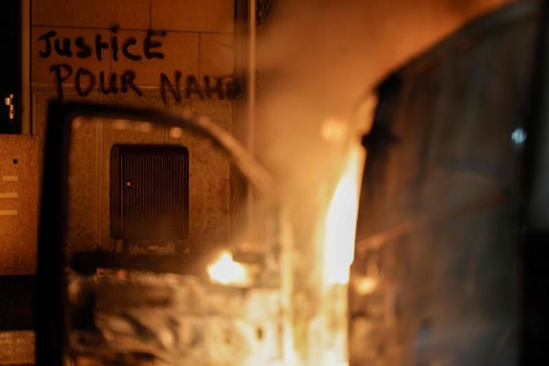 Manifestaciones violentas en Nanterre, Francia, después de que la policía matara a tiros a un joven de 17 años