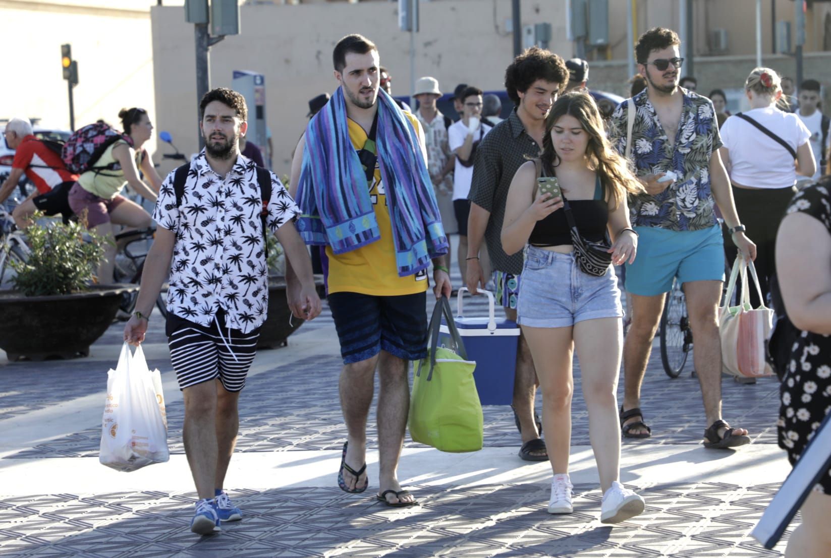 València inunda sus playas en el primer San Juan poscovid