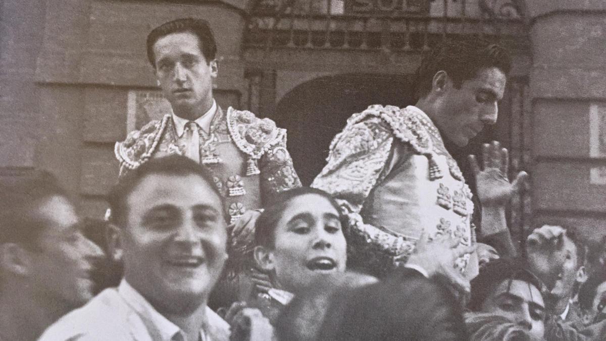 Julio Aparicio y Miguel Báez y Espuny, “Litri” salen por la puerta grande de València