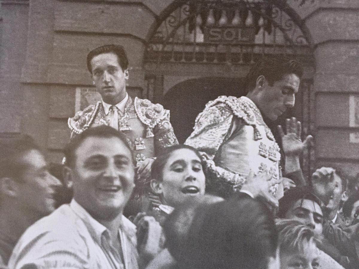 Julio Aparicio y Miguel Báez y Espuny, “Litri” salen por la puerta grande de València