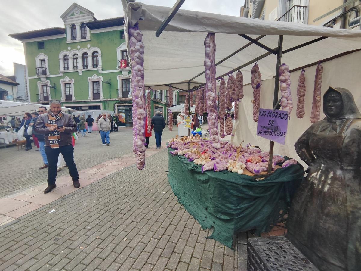 El puesto, con la escultura de La Muyerina a la derecha de la imagen.