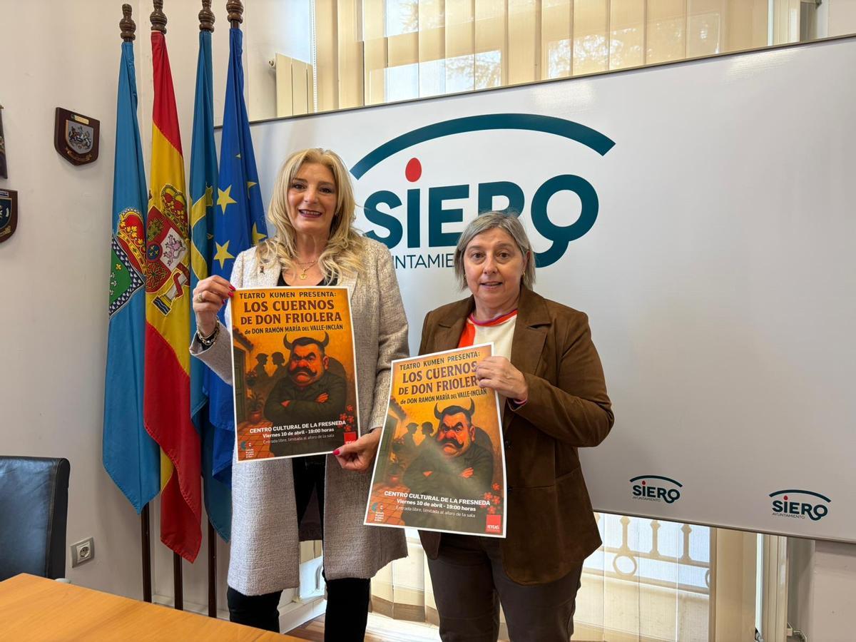 La concejala de Cultura de Siero, Aurora Cienfuegos, con Isabel González, de la Fundación Municipal de Cultura.