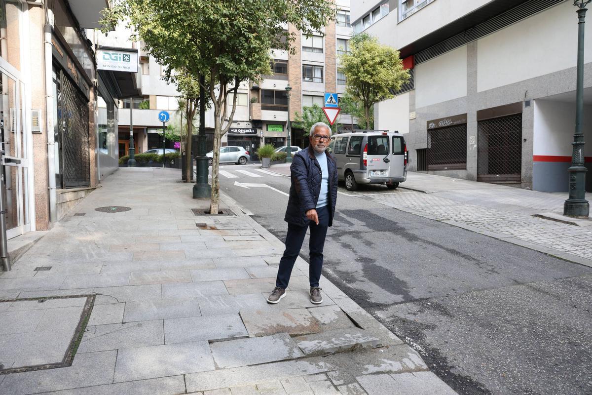 Adolfo Moredo señala uno de los puntos más problemáticos de la calle.