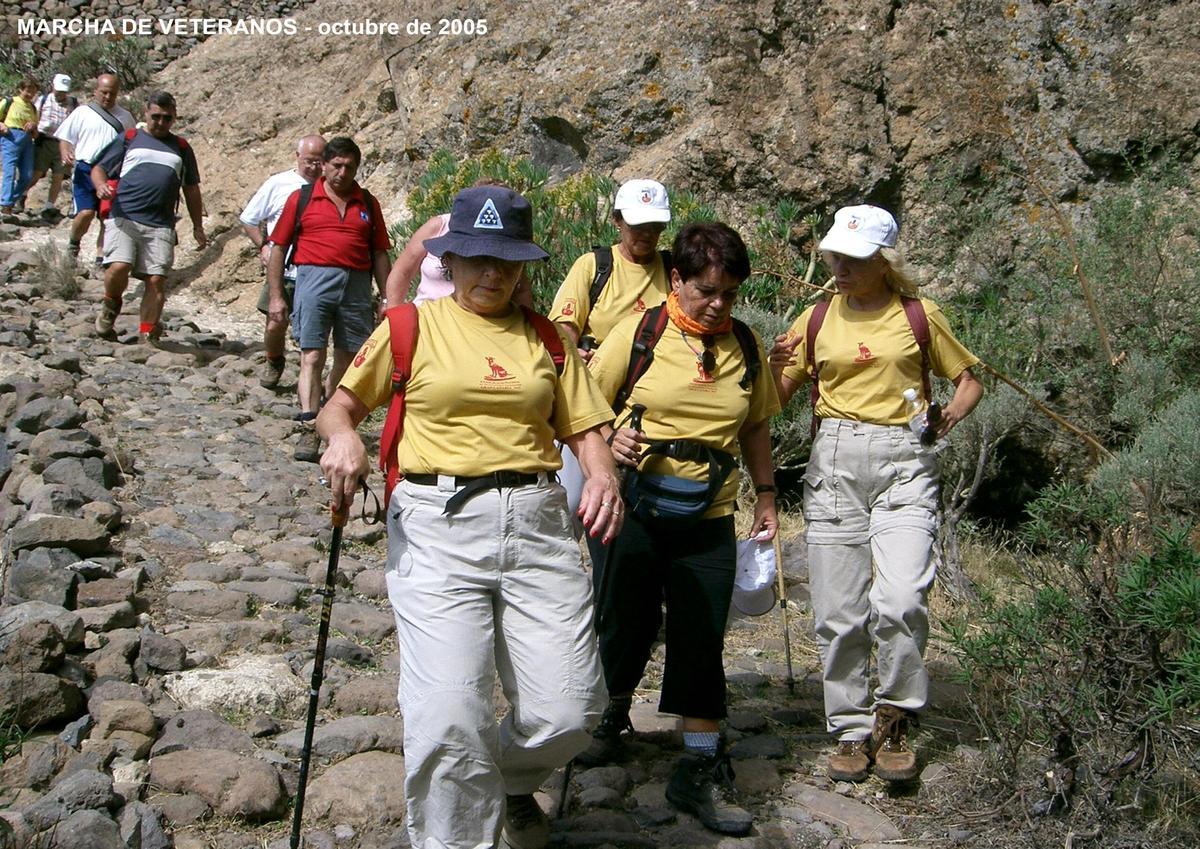 Socios veteranos del Grupo Montañeros Gran Canaria durante una excursión en el año 2005.