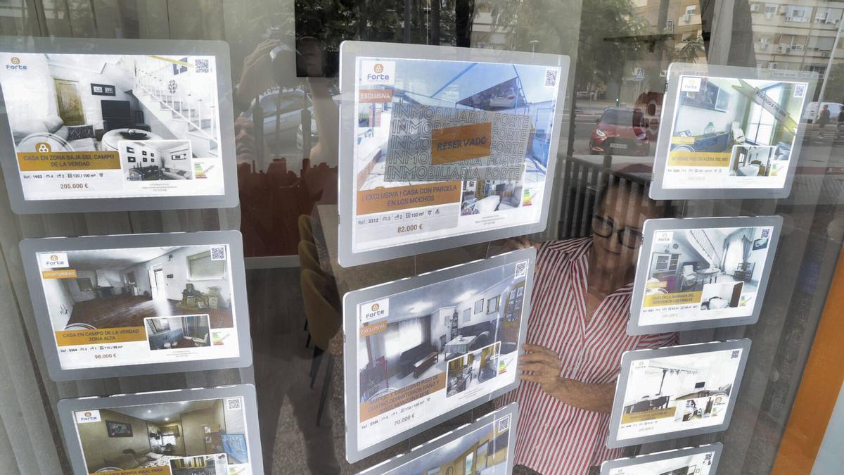 Anuncios en una inmobiliaria cordobesa.