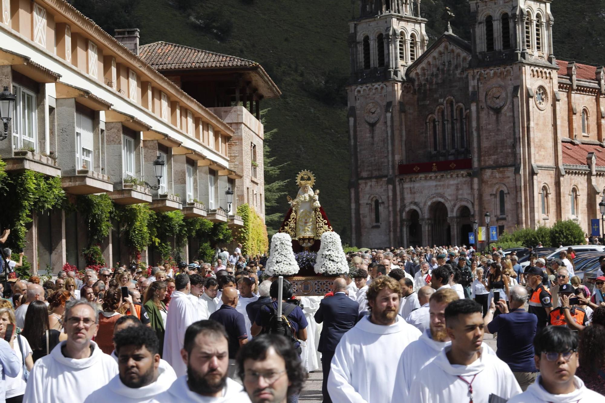 EN IMÁGENES: Celebración religiosa del Día de Asturias en Covadonga