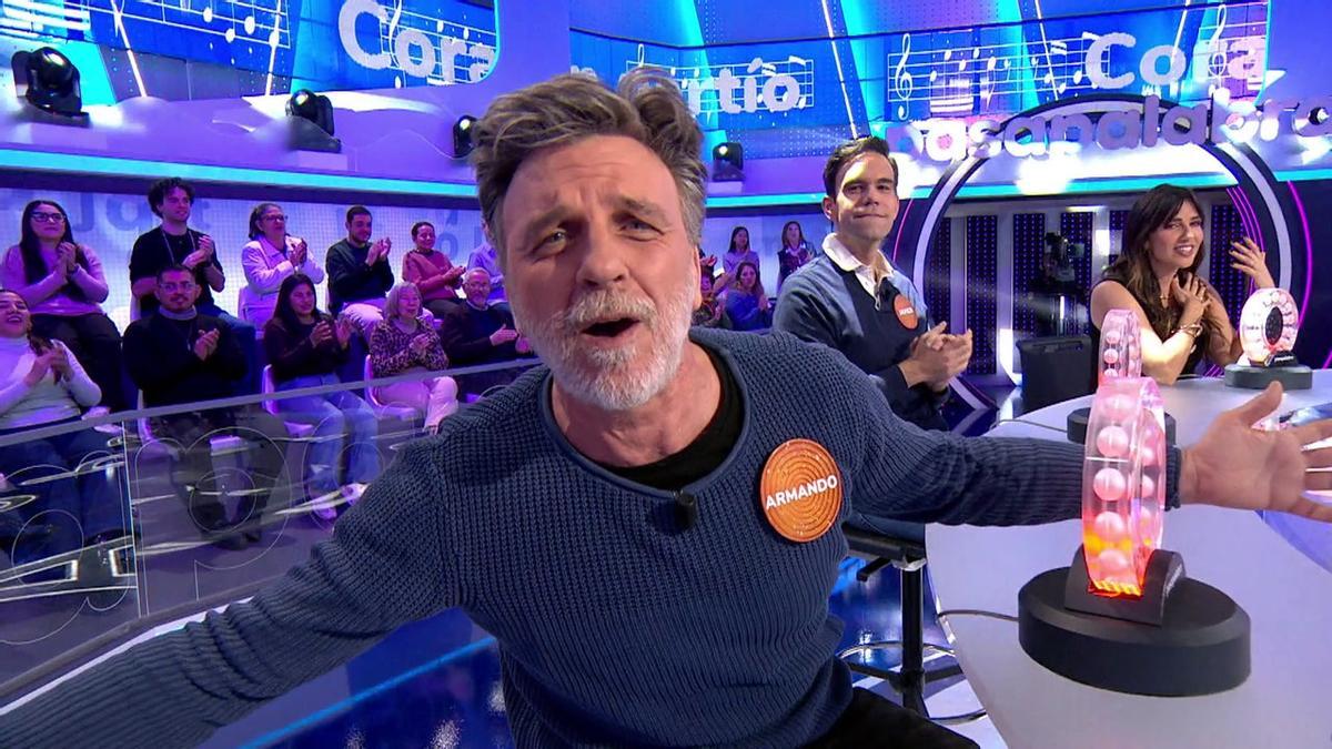 Armando del Río, cantando en una prueba de Pasapalabra