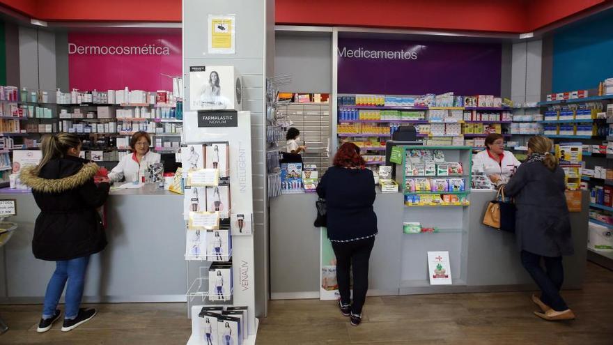 Clientes en una farmacia de Vigo