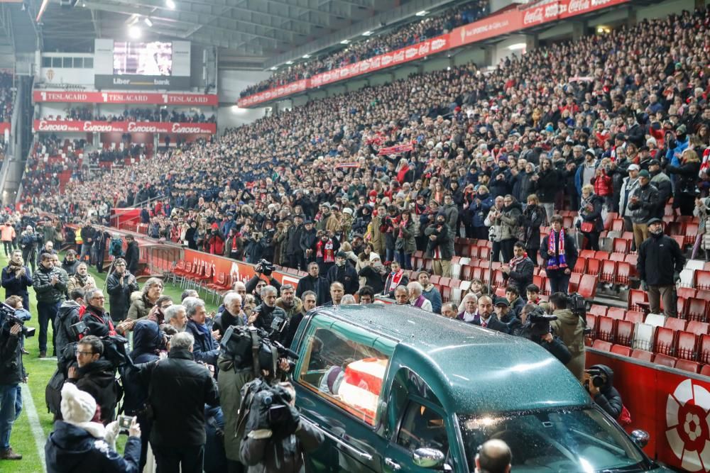 Miles de personas despiden a Quini en un abarrotado estadio de El Molinón